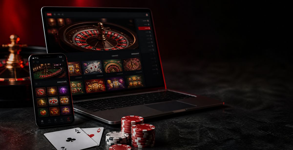 Casino online en un portátil y un móvil con fichas y cartas